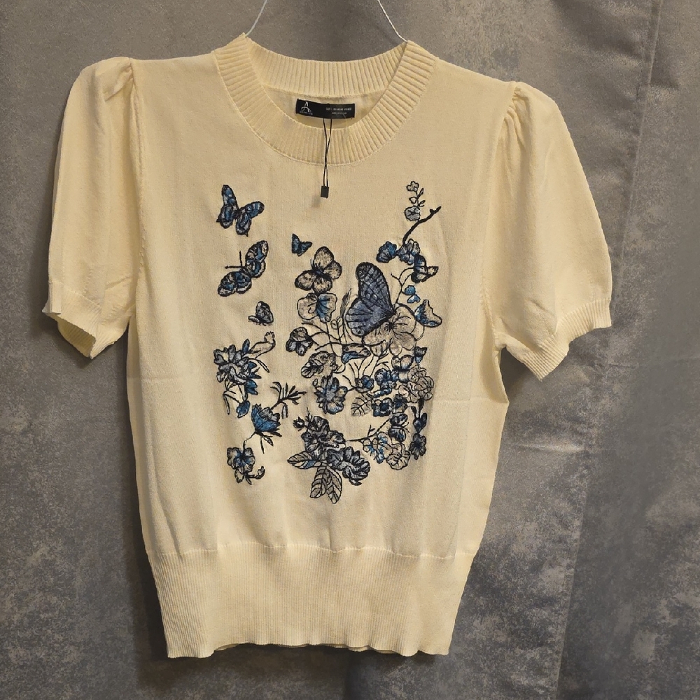Floral Butterfly Short-Sleeve Knit Top - Cream with Blue Embroidery